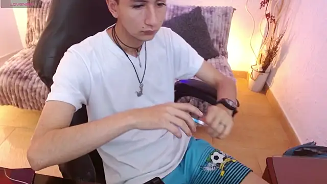 Snapshot of AngelRonson_ chatting on 12-01-25, 09:53 AngelRonson online show from 12-01-25, 09:53