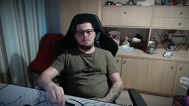 Snapshot of kevinnlovelly chatting on 12-16-25, 02:22 kevinnlovelly online show from 12-16-25, 02:22