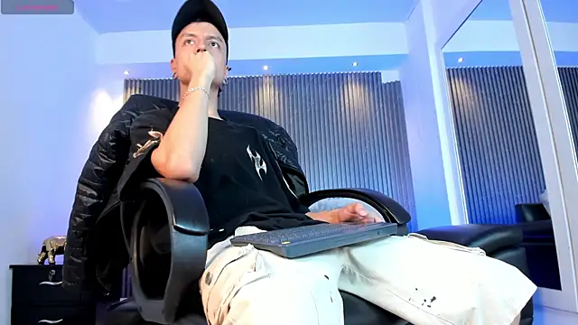 Snapshot of Bastthianxxx chatting on 12-17-25, 07:31 Bastthianxxx online show from 12-17-25, 07:31