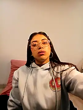 Snapshot of Violett__Rose chatting on 12-01-25, 02:27 Violett Rose online show from 12-01-25, 02:27