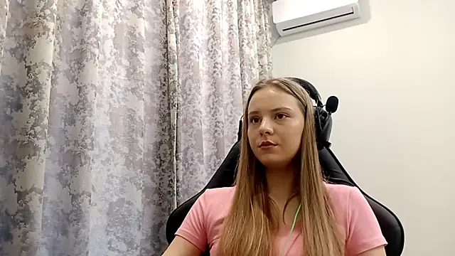 Snapshot of CrackShirker chatting on 12-16-25, 08:08 CrackShirker online show from 12-16-25, 08:08