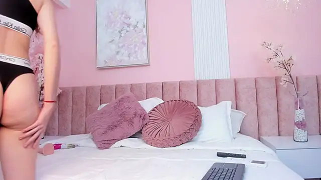 Snapshot of SashaBlake_ chatting on 12-04-25, 12:20 SashaBlake online show from 12-04-25, 12:20