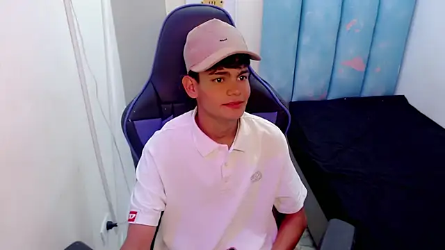 Snapshot of Lil_babyyy_ chatting on 11-28-25, 04:15 Lil babyyy online show from 11-28-25, 04:15