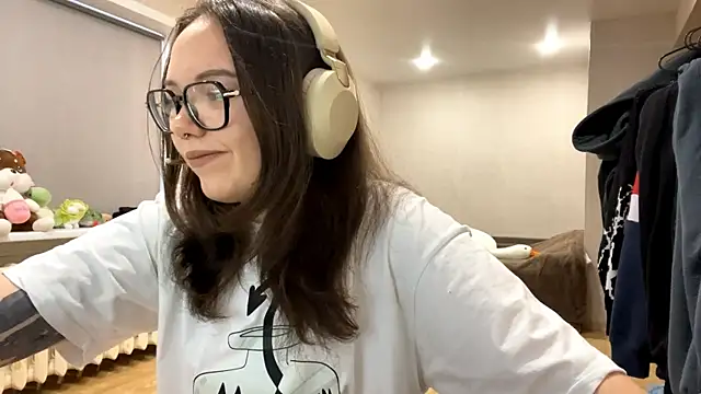 Snapshot of KerriMcbreen chatting on 12-15-25, 03:44 KerriMcbreen online show from 12-15-25, 03:44