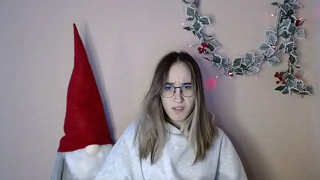 Snapshot of Moon__Lily chatting on 12-15-25, 01:37 Moon Lily online show from 12-15-25, 01:37