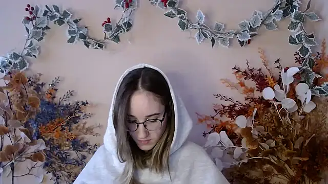 Snapshot of Moon__Lily chatting on 12-17-25, 01:06 Moon Lily online show from 12-17-25, 01:06