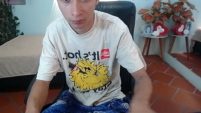 Snapshot of LucassSmith11 chatting on 12-01-25, 01:27 LucassSmith11 online show from 12-01-25, 01:27