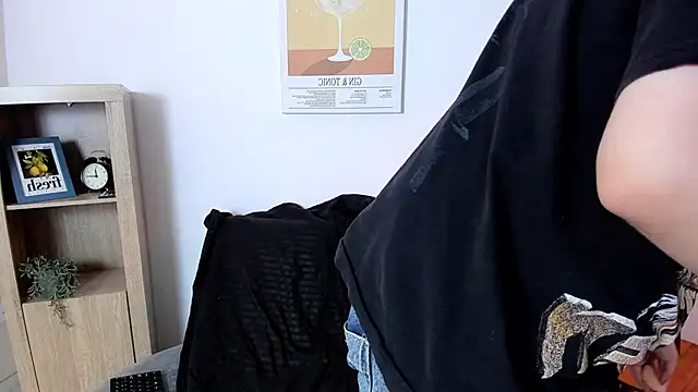 Snapshot of daniellesins2 chatting on 12-15-25, 08:57 daniellesins2 online show from 12-15-25, 08:57