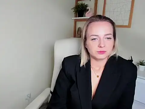 Snapshot of Karenblond chatting on 12-02-25, 06:41 Karenblond online show from 12-02-25, 06:41