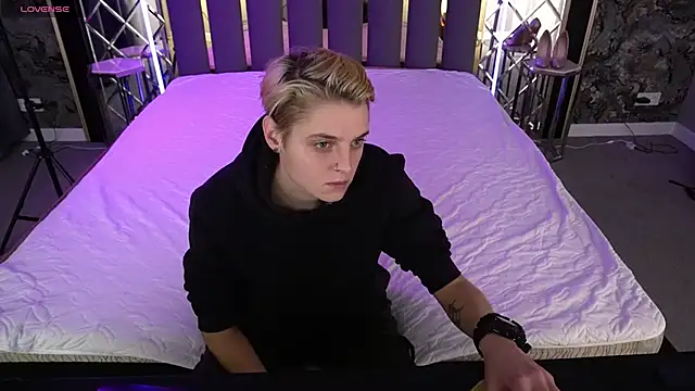 Snapshot of RoxyFlamee chatting on 12-04-25, 01:53 RoxyFlamee online show from 12-04-25, 01:53