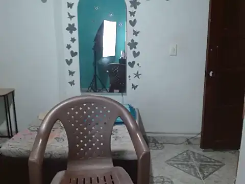 Snapshot of Andreaebony chatting on 12-17-25, 12:44 Andreaebony online show from 12-17-25, 12:44