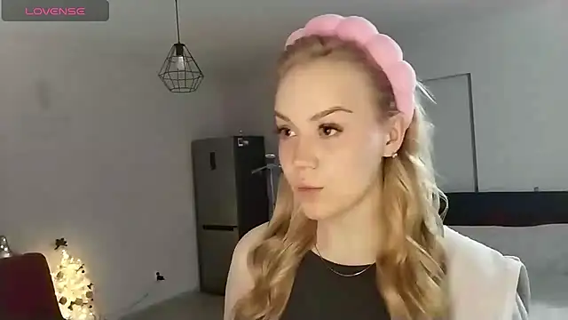 LunaPeony online show from 12-19-25, 09:11