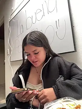 Snapshot of Camila_Duarte2 chatting on 12-17-25, 01:28 Camila Duarte2 online show from 12-17-25, 01:28