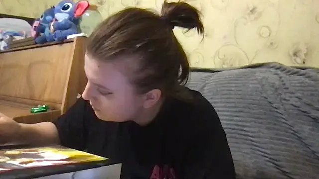 Snapshot of KrisToday chatting on 12-18-25, 04:02 KrisToday online show from 12-18-25, 04:02