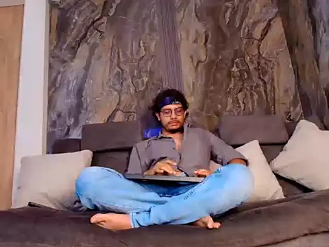 Snapshot of EnzoDarkwood chatting on 12-05-25, 01:42 EnzoDarkwood online show from 12-05-25, 01:42