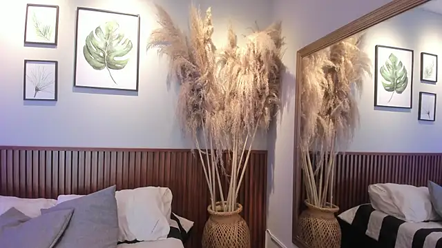 Snapshot of MIAROGGERSS chatting on 12-14-25, 03:34 MIAROGGERSS online show from 12-14-25, 03:34