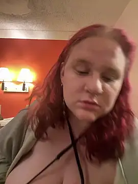 Snapshot of ivylynn420 chatting on 12-14-25, 02:33 ivylynn420 online show from 12-14-25, 02:33