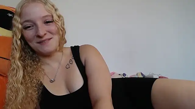 Snapshot of Sophie_cute06 chatting on 12-15-25, 10:08 Sophie cute06 online show from 12-15-25, 10:08