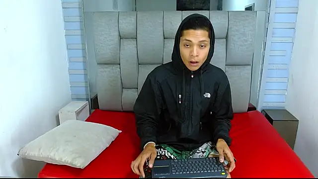 Snapshot of Axel_Marcu chatting on 12-05-25, 01:09 Axel Marcu online show from 12-05-25, 01:09