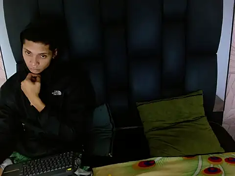 Snapshot of Axel_Marcu chatting on 12-14-25, 02:28 Axel Marcu online show from 12-14-25, 02:28