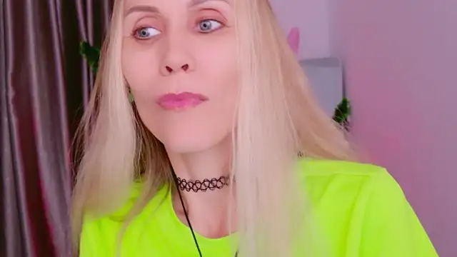 Snapshot of betty_xoxoo chatting on 12-15-25, 08:40 betty xoxoo online show from 12-15-25, 08:40