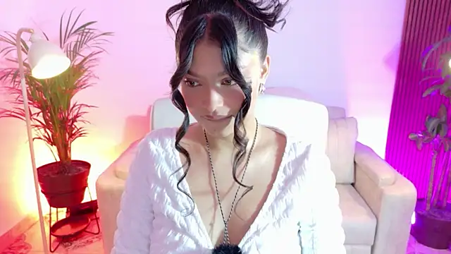 Snapshot of victoria___moon chatting on 12-18-25, 02:01 victoria moon online show from 12-18-25, 02:01