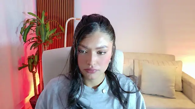 Snapshot of victoria___moon chatting on 12-20-25, 01:18 victoria moon online show from 12-20-25, 01:18