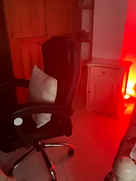 Snapshot of EmiHarrys chatting on 12-15-25, 10:14 EmiHarrys online show from 12-15-25, 10:14