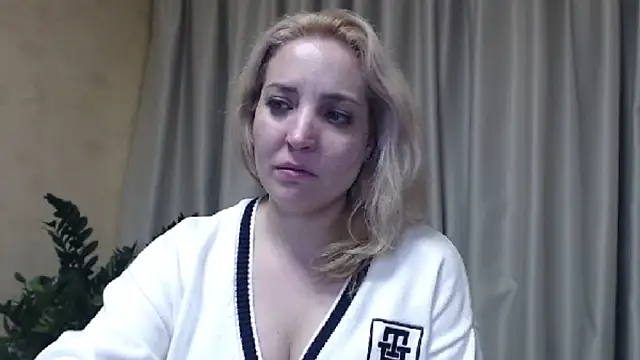 Snapshot of sweetpussy chatting on 03-05-25, 09:15 sweetpussy online show from 03-05-25, 09:15