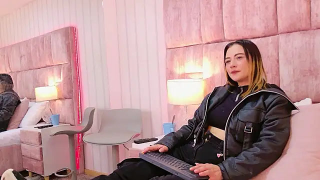 Snapshot of HeatherHazell chatting on 12-16-25, 03:00 HeatherHazell online show from 12-16-25, 03:00