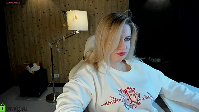 Snapshot of LunasShine chatting on 12-16-25, 04:17 LunasShine online show from 12-16-25, 04:17