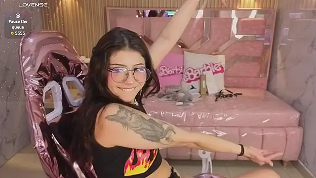 Snapshot of miss_devil_s chatting on 01-10-26, 03:19 miss devil s online show from 01-10-26, 03:19