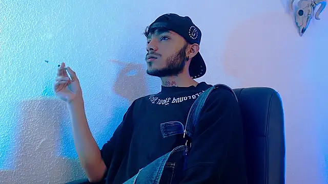 Snapshot of kingdani_hot chatting on 12-21-25, 03:02 kingdani hot online show from 12-21-25, 03:02