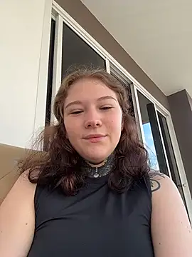 Snapshot of FionaMurr chatting on 12-14-25, 02:06 FionaMurr online show from 12-14-25, 02:06