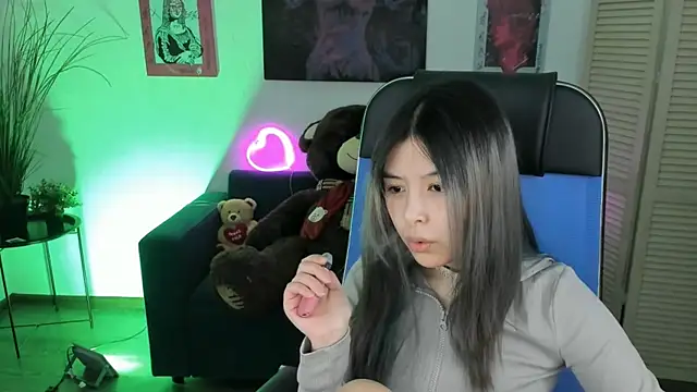 Snapshot of SirenMystiq chatting on 12-16-25, 04:12 SirenMystiq online show from 12-16-25, 04:12