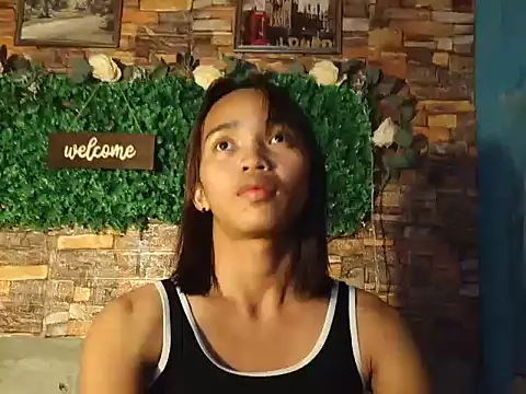 LaurenePh2 online show from 12-21-25, 09:22