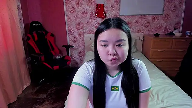 Snapshot of hungrybunny333 chatting on 12-20-25, 05:25 hungrybunny333 online show from 12-20-25, 05:25