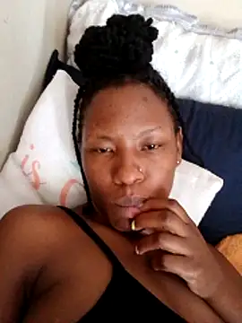 Snapshot of Merveiller chatting on 12-17-25, 12:55 Merveiller online show from 12-17-25, 12:55