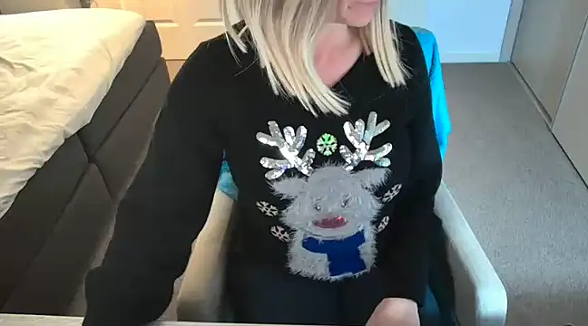 Snapshot of Dutchamber38 chatting on 12-20-24, 06:35 Dutchamber38 online show from 12-20-24, 06:35