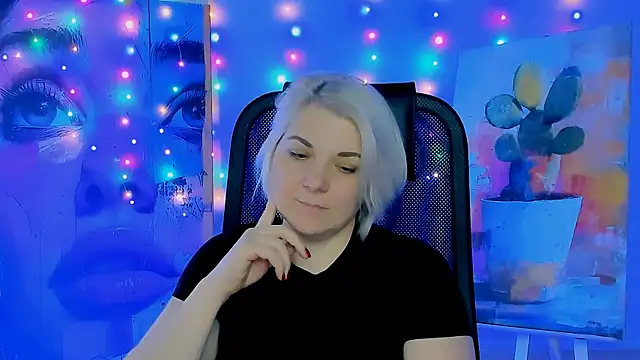 Snapshot of EvaEvals chatting on 12-15-25, 07:23 EvaEvals online show from 12-15-25, 07:23