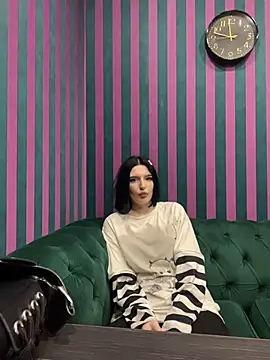 Snapshot of LisaBevy chatting on 12-18-25, 08:48 LisaBevy online show from 12-18-25, 08:48