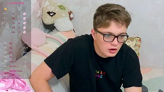 Snapshot of robertkingsize chatting on 12-15-25, 03:49 robertkingsize online show from 12-15-25, 03:49