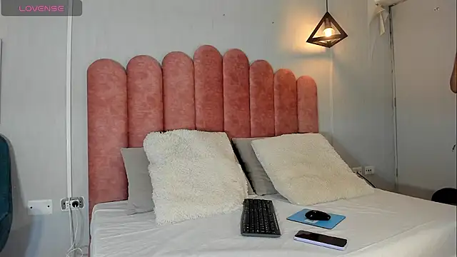 Snapshot of bella_jonnes_ chatting on 12-17-25, 08:26 bella jonnes online show from 12-17-25, 08:26