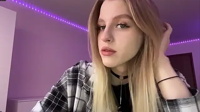 Snapshot of AzoticBasics chatting on 12-15-25, 12:20 AzoticBasics online show from 12-15-25, 12:20