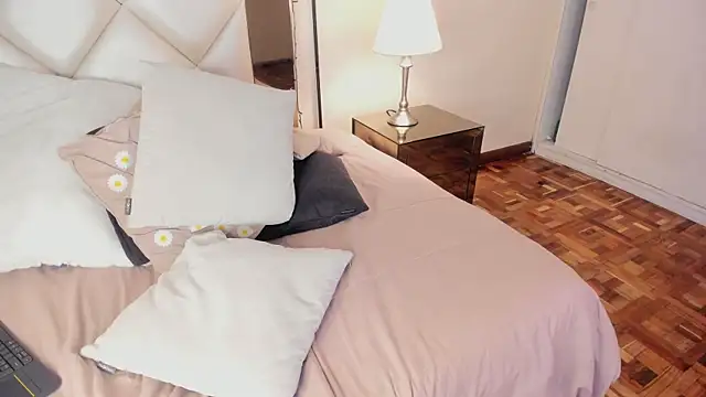 Snapshot of LizzCarter_ chatting on 01-05-26, 05:27 LizzCarter online show from 01-05-26, 05:27