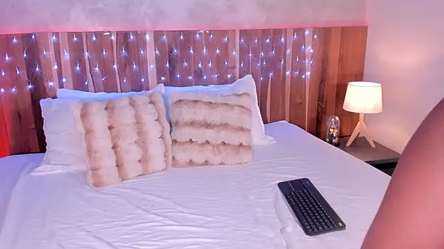 Snapshot of KrystalWoodss chatting on 12-16-25, 03:55 KrystalWoodss online show from 12-16-25, 03:55