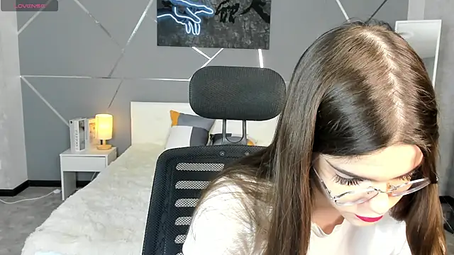 Snapshot of miss__evelyne chatting on 01-13-26, 08:08 miss evelyne online show from 01-13-26, 08:08