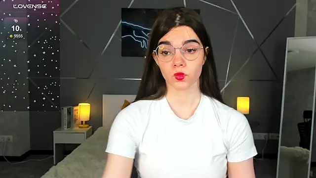 Snapshot of miss__evelyne chatting on 01-19-26, 01:31 miss evelyne online show from 01-19-26, 01:31