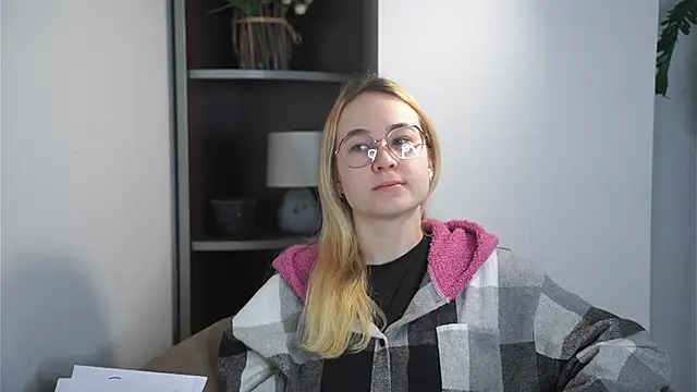 Snapshot of KenaLeski chatting on 12-14-25, 06:08 KenaLeski online show from 12-14-25, 06:08