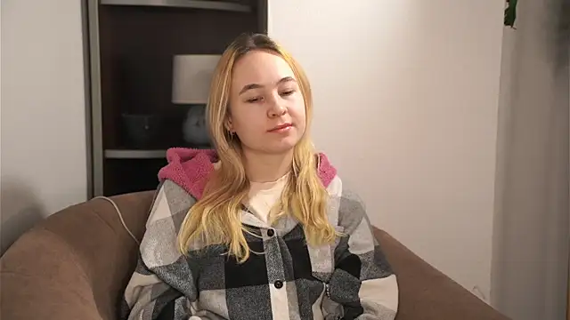 Snapshot of KenaLeski chatting on 12-16-25, 04:39 KenaLeski online show from 12-16-25, 04:39